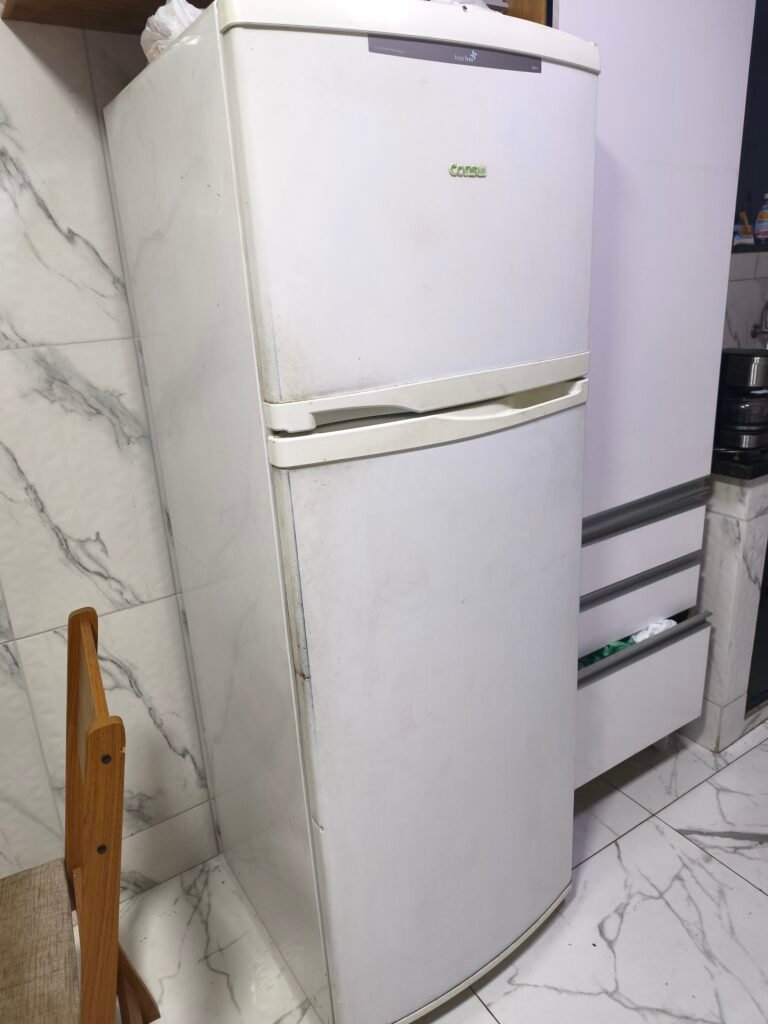 Serviço de manutenção de geladeiras na localidade de Freguesia da Ilha RJ